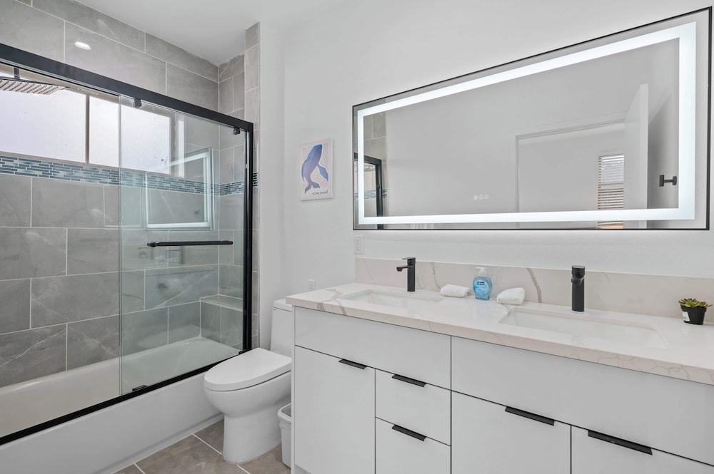 Not Affected by the Fire/modern Spacious Home With Parking & Fully Equipped Kitchen #3