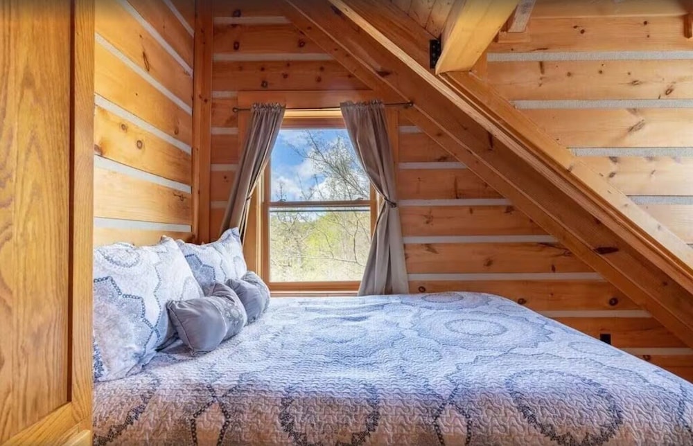 Family Adventure Lodge 5 Bedroom Cabin by RedAwning view 4