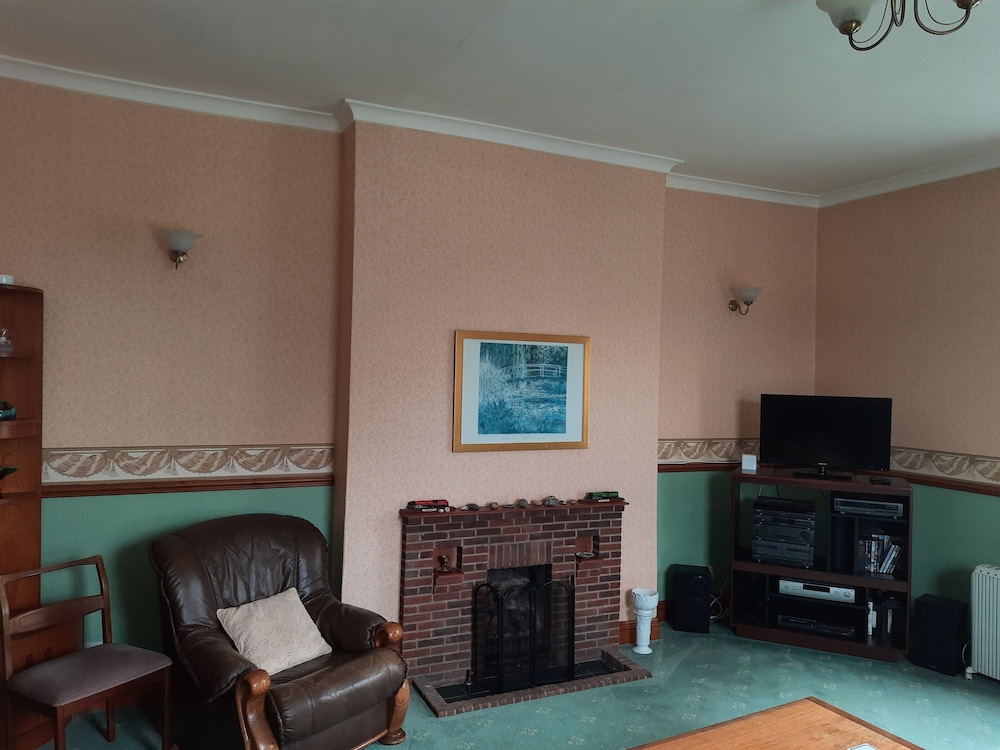 Self Contained Apartment in Winterton Hall view 4