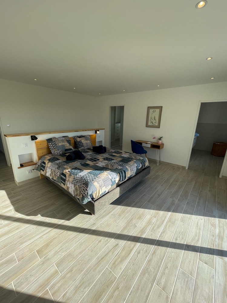 House in Ploudalmezeau With Heated Pool & Beaches