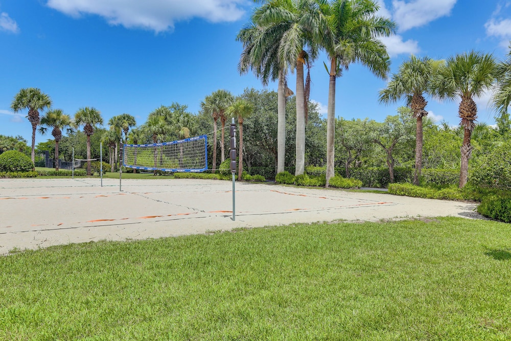 Lake View & Screened Balcony: Estero Getaway!