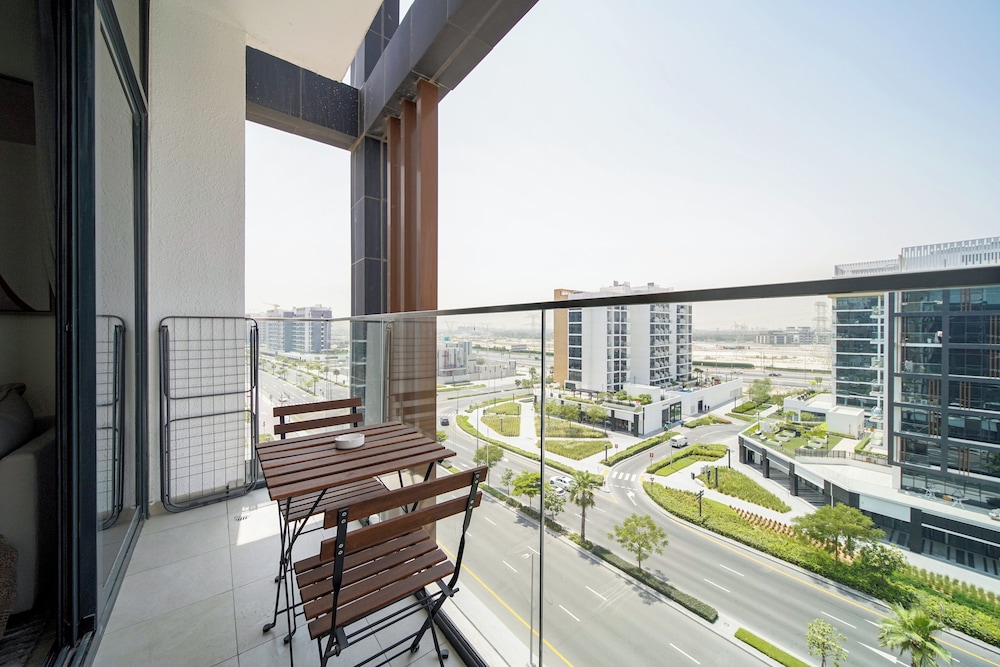 PVH - Stylish 1BR - Azizi Riviera