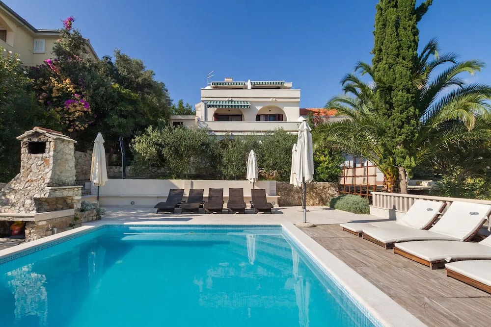 Sea Front - With Pool - H