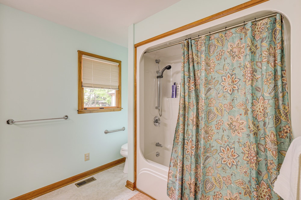 5 Mi to Lake Robinson: Bbq-ready Home w/ Pool