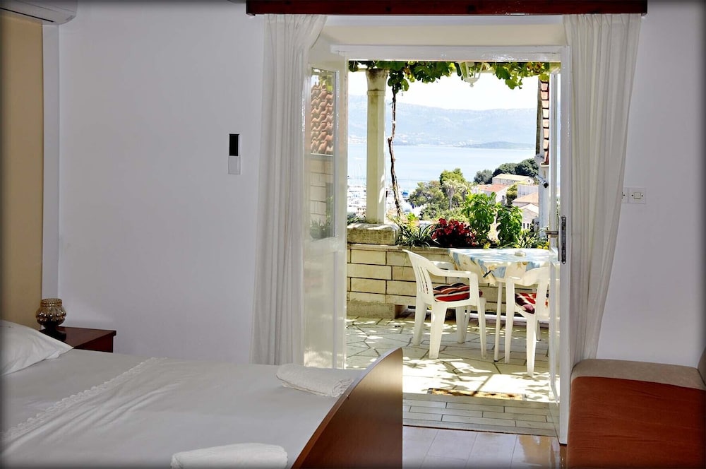 Immaculate 4-bed House in Lumbarda view 3