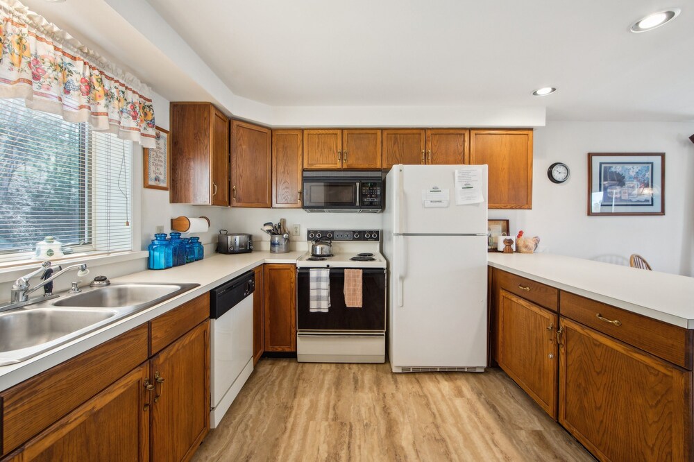 11D - Spacious & Family-Friendly Getaway 3 Bedroom Townhouse by The Summit at Gore Mountain