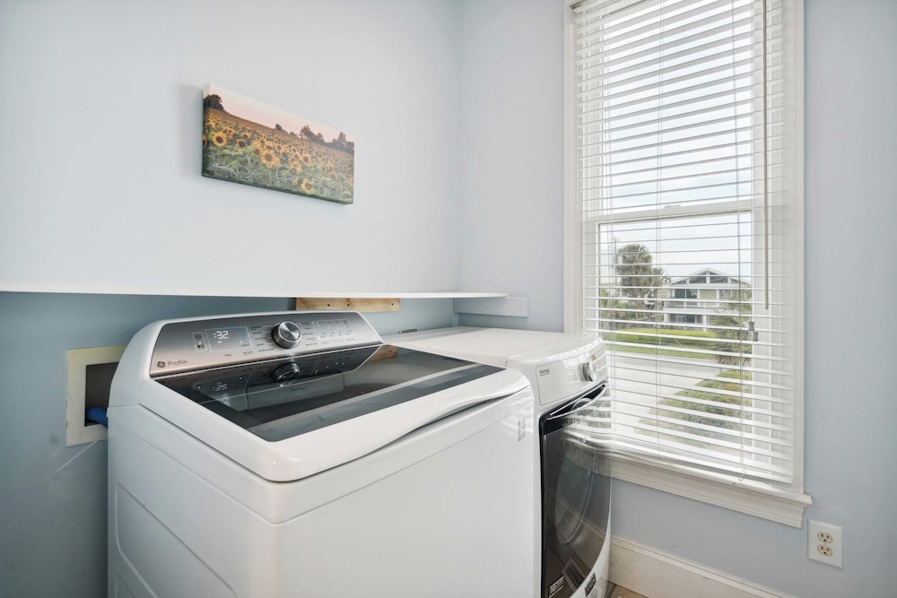 Oceanfront w/ Pool, Panoramic Deck Views, 5bdr Folly Ocean Breeze by Avantstay