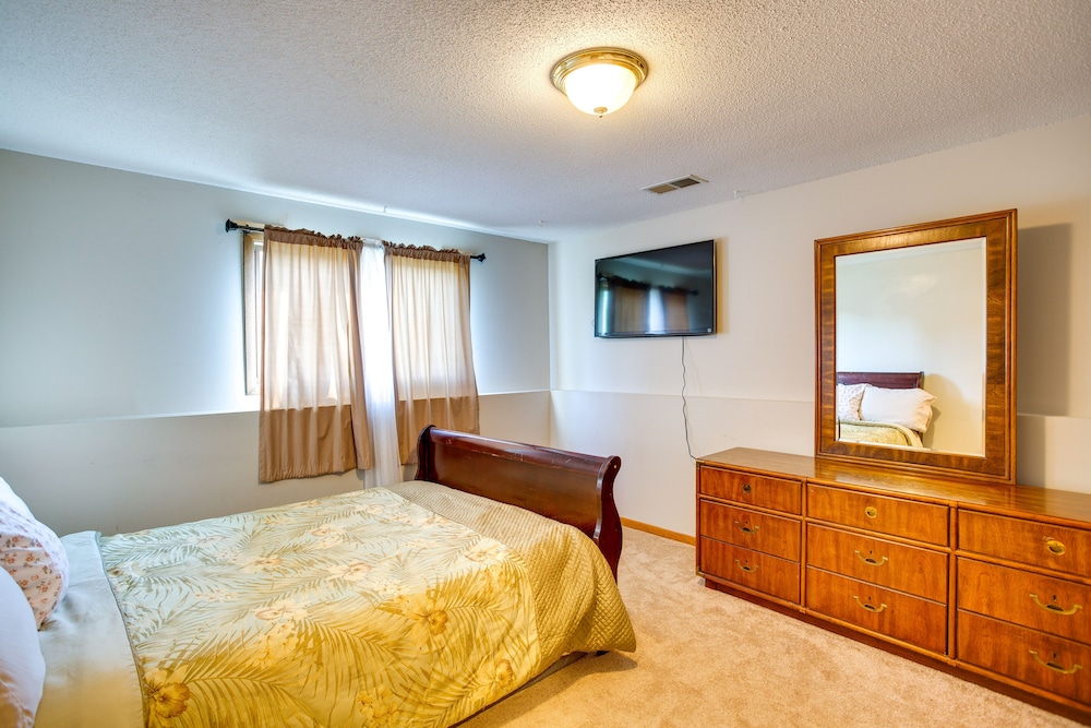 Spacious Family Home: 11 Mi to Dtwn Minneapolis!