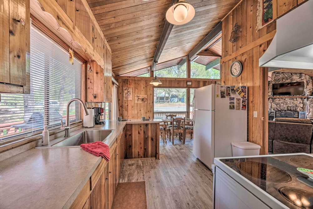 Quiet Retreat w/ Hot Tub - 16 Miles to Ski Apache! view 2