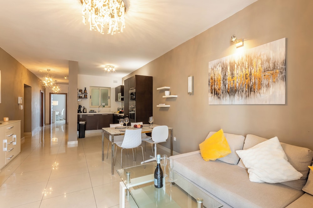 Modern and Comfortable Apart Savoy Garden