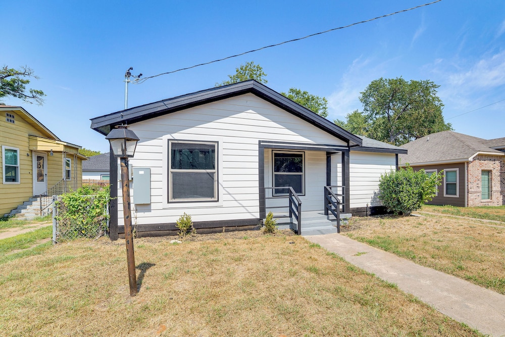 Fenced-in Yard: Home < 5 Mi to Dtwn Dallas!