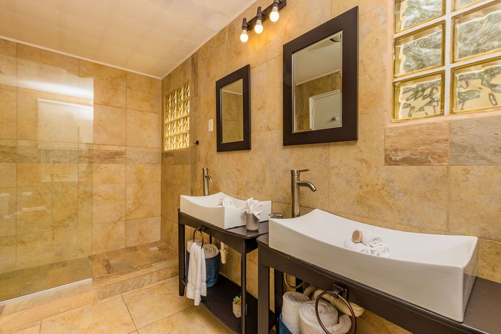 Beautiful 4BR 3BA Villa w Private Pool Jacuzzi