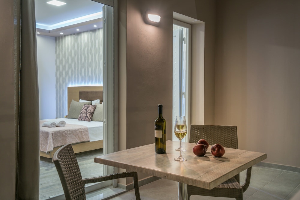 Nikos & Maria Studios