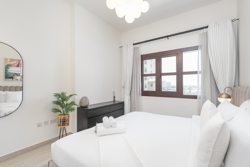 Stylish 1-bedroom Retreat With Pool in Vibrant Jumeirah Golf Estates