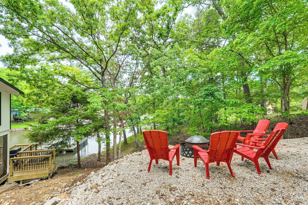 Lake of the Ozarks Home w/ Boat Dock & Kayaks
