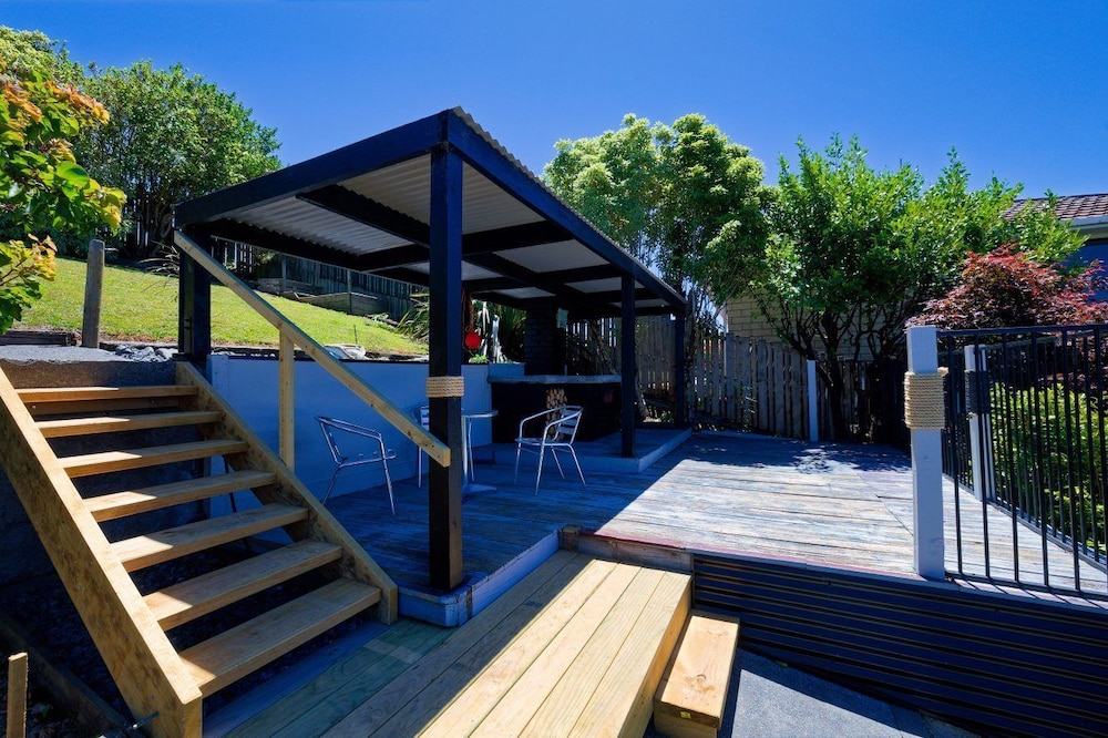 Ocean & Mountain Views 3-bedroom Home