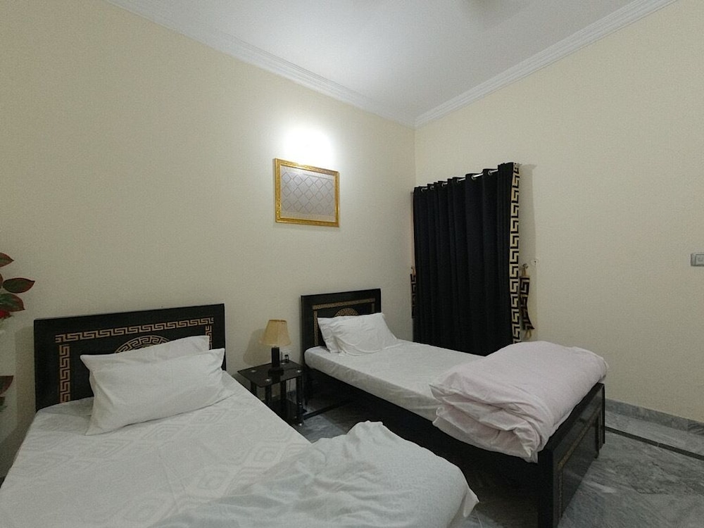 Room-cozy Guest Room in Rawalpindi - Per