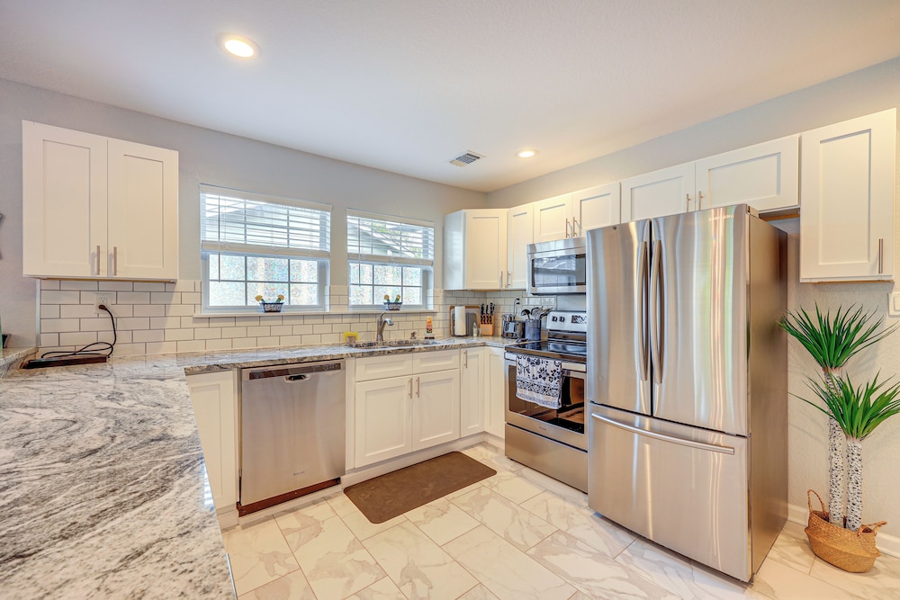3 Mi to Dtwn: Cozy San Antonio Home w/ Casita!