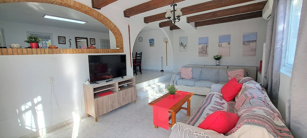 2 Bed Villa - Sleeps 5 - Private Pool & Garden