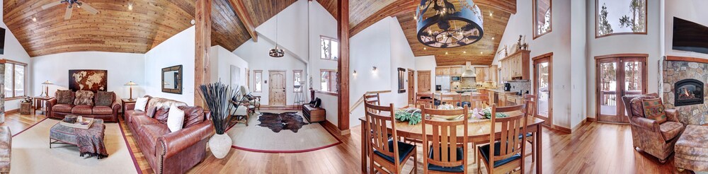 Pine Needle Lodge 5 Bedroom Home by RedAwning