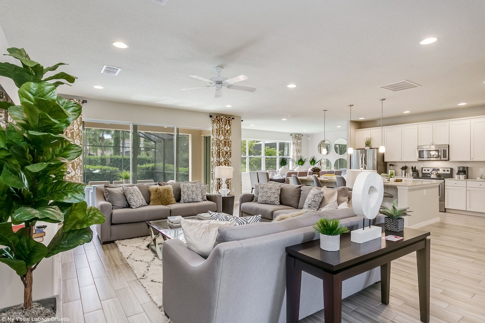 Spacious Home w/ Private Pool/spa! Sleeps 21