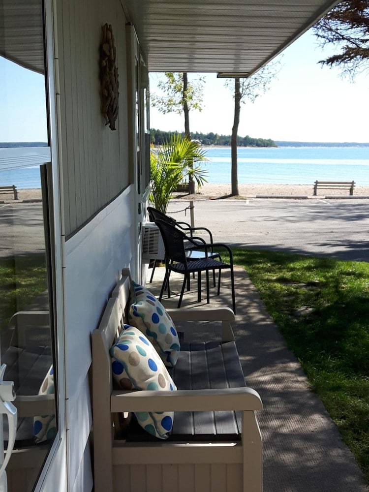 Balm Beach Resort & Motel