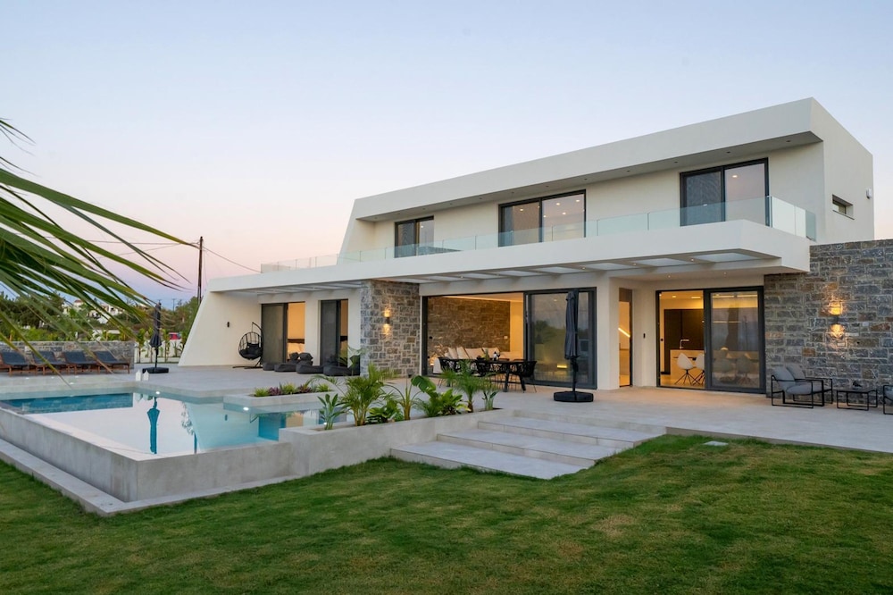 Aethra Grand- Luxury 5-bed Villa 850m From Beach