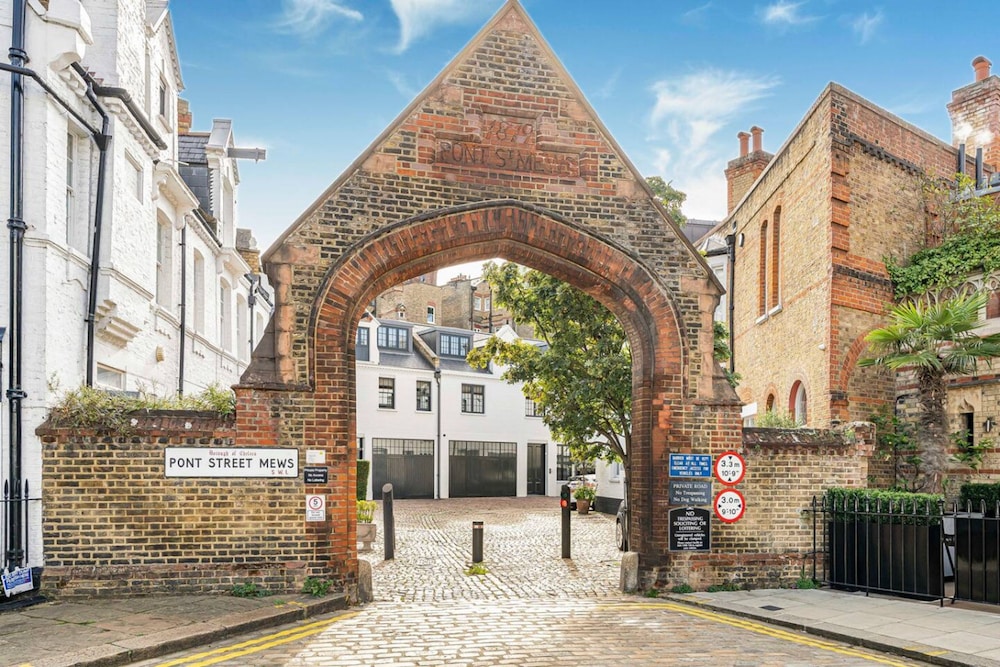 4-bed House Next To Harrods Pont Street Mews