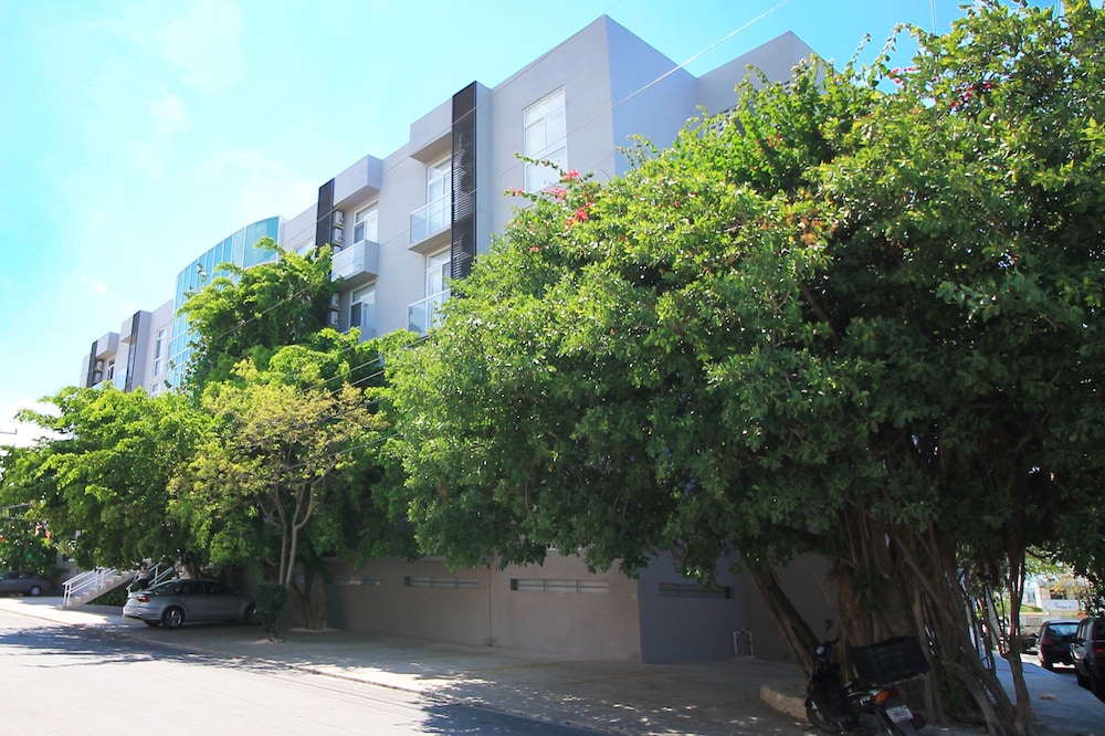 Riviera Towers 2BR & Pool view 5