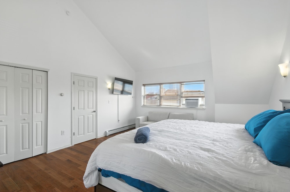 Stylish 3br Retreat Walk To Beach & Boardwalk 3 Bedroom Home