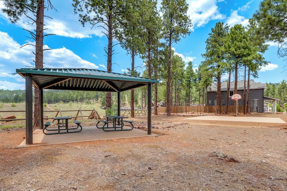 Walk to Flagstaff Urban Trails System: Cozy Home