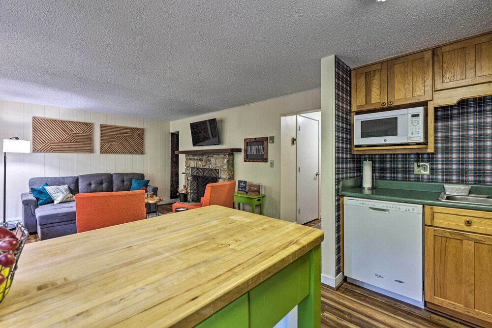 Sugar Mountain Condo w/ Balcony: Steps to Golf!