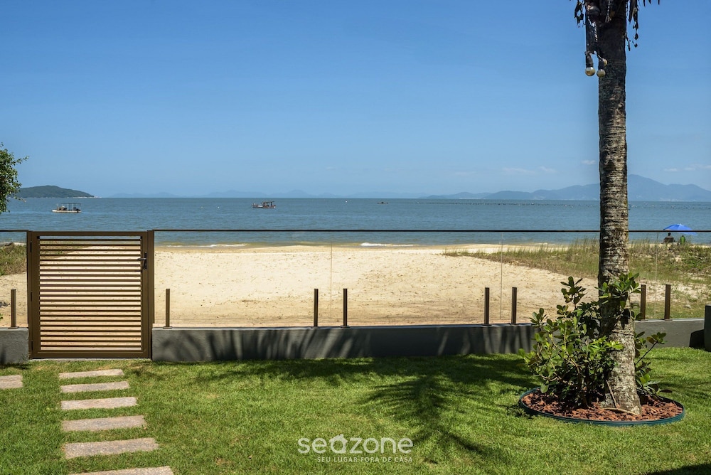6BR Beachfront Home in Bombinhas Abm0101
