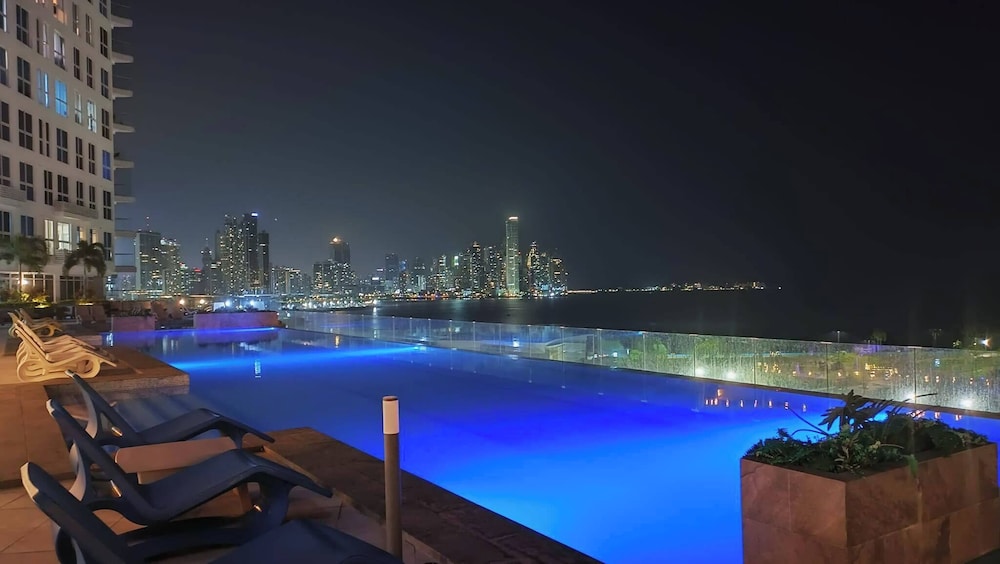 Oceanfront Designer Apartment PH The Sands, Next to Hilton