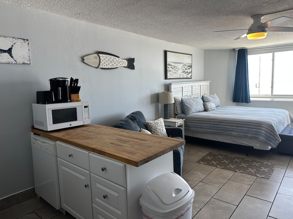 Beach Front Ocean View Condo - Top of the Gulf 615