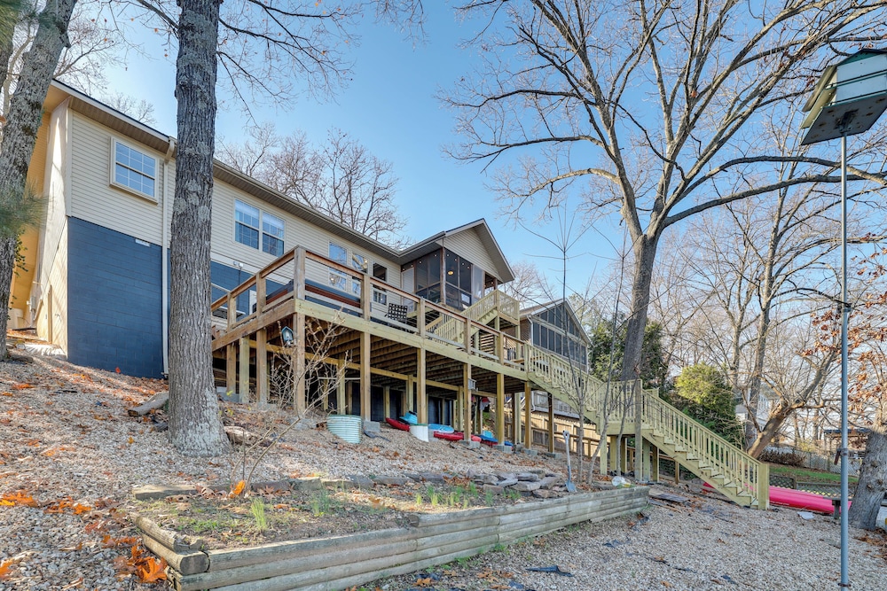 Lakefront Retreat w/ Game Room in Bella Vista!
