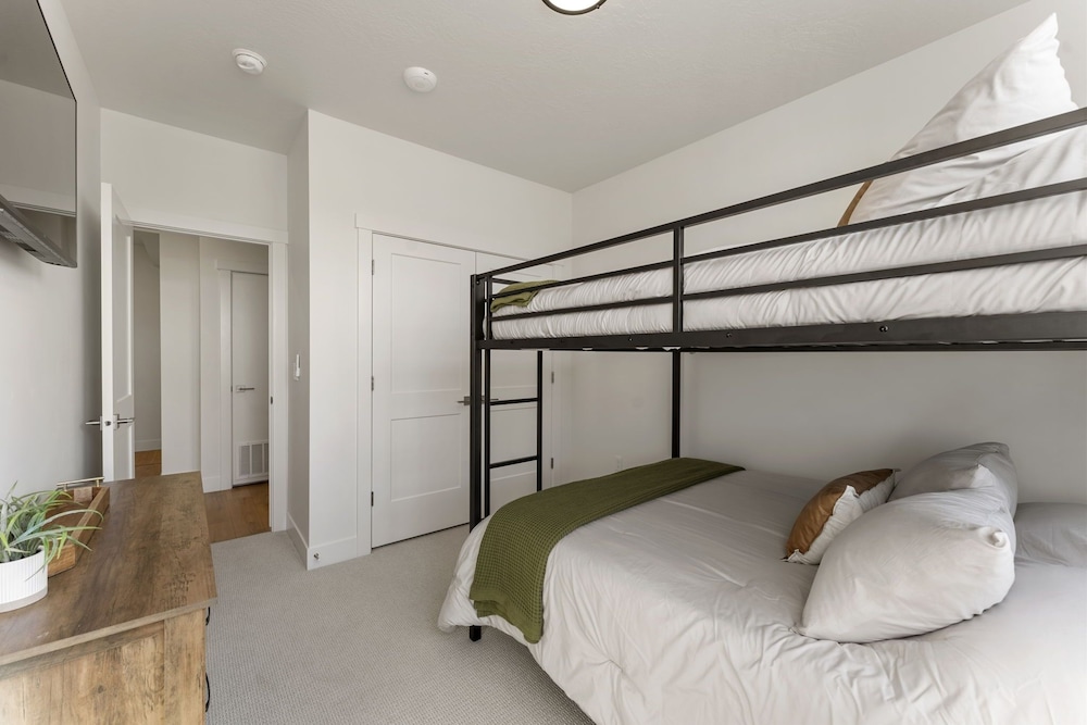 St. Gorgeous 3 Bedroom Condo