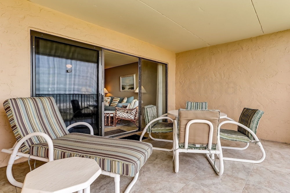 Ocean View Condo, Easy Acces to the Pool and Private Walkway to the Beach by RedAwning