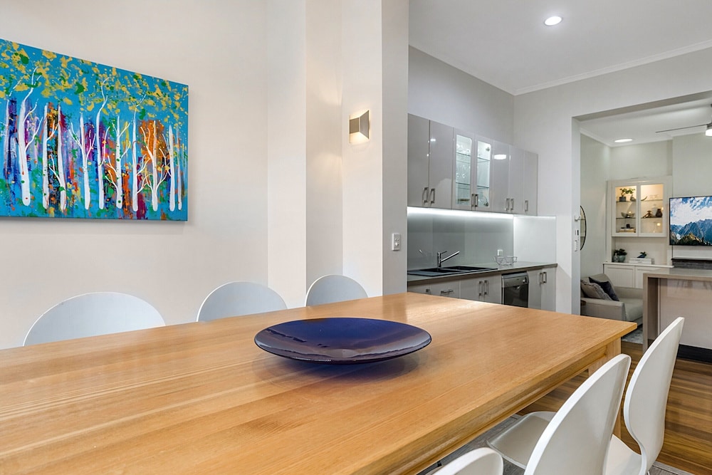 Unique 2- Storey Victorian Terrace Near Errol St