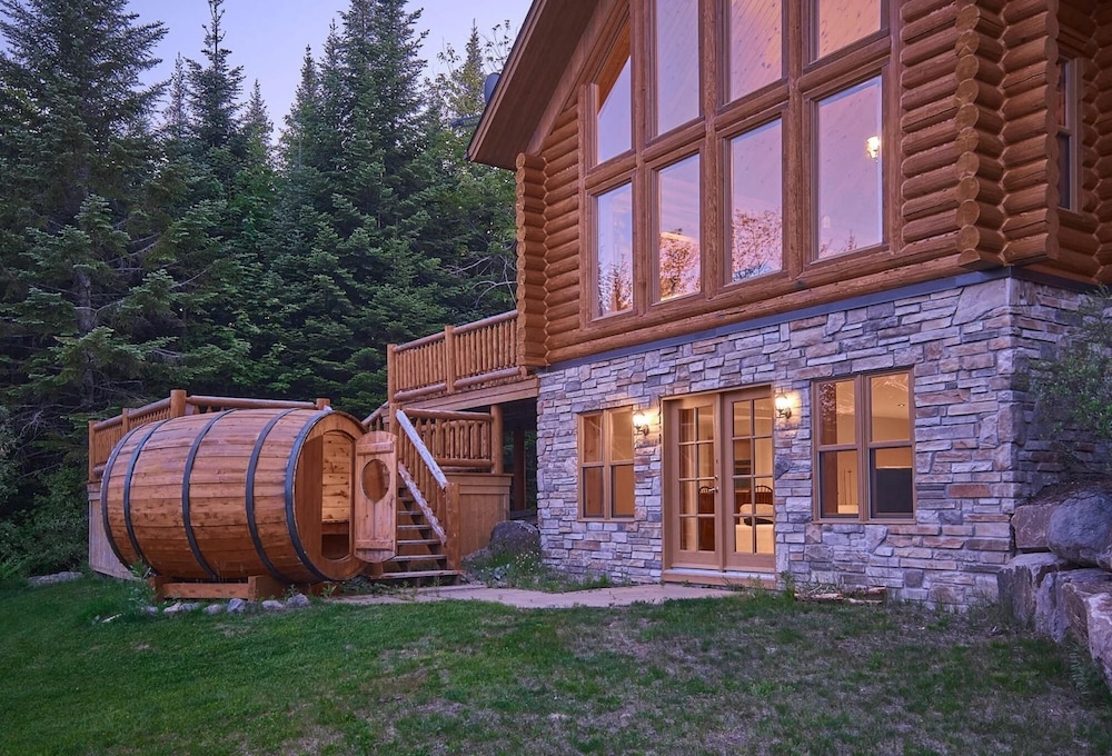 Duc 83 - Luxury log Cottage With hot tub and Exterior Barrel Sauna