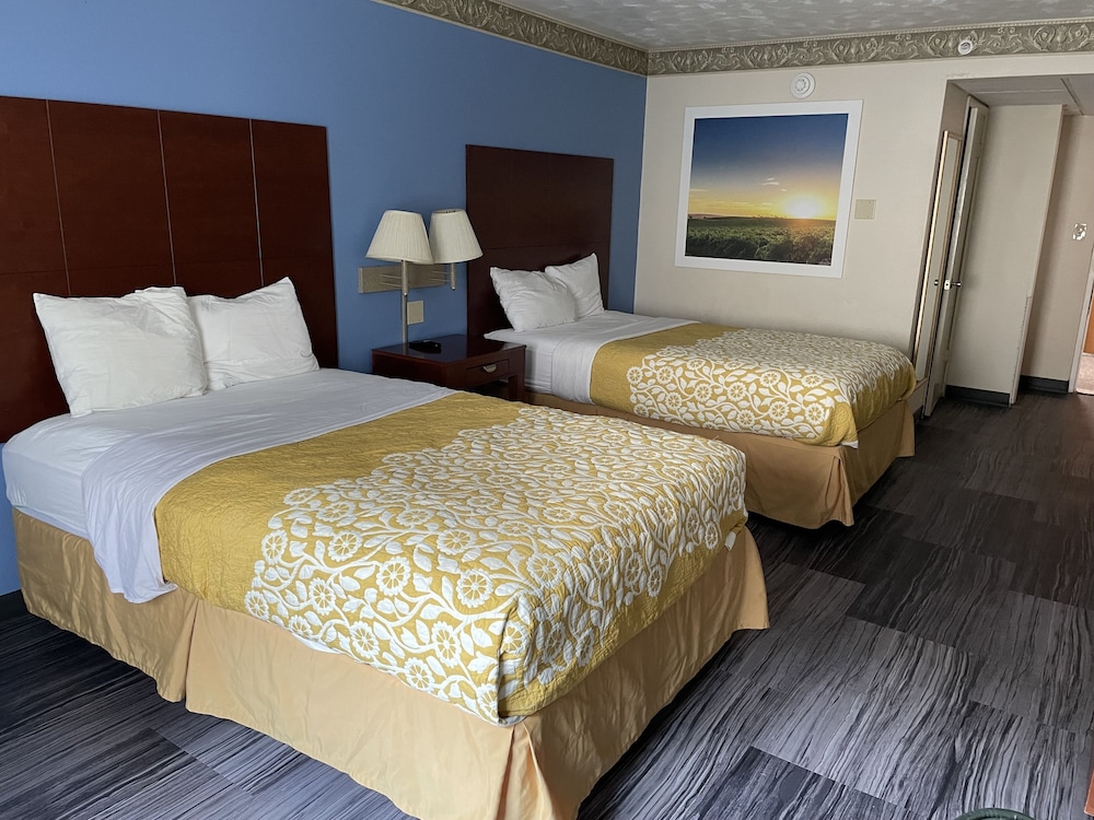 The Royal Inn & Suites view 4