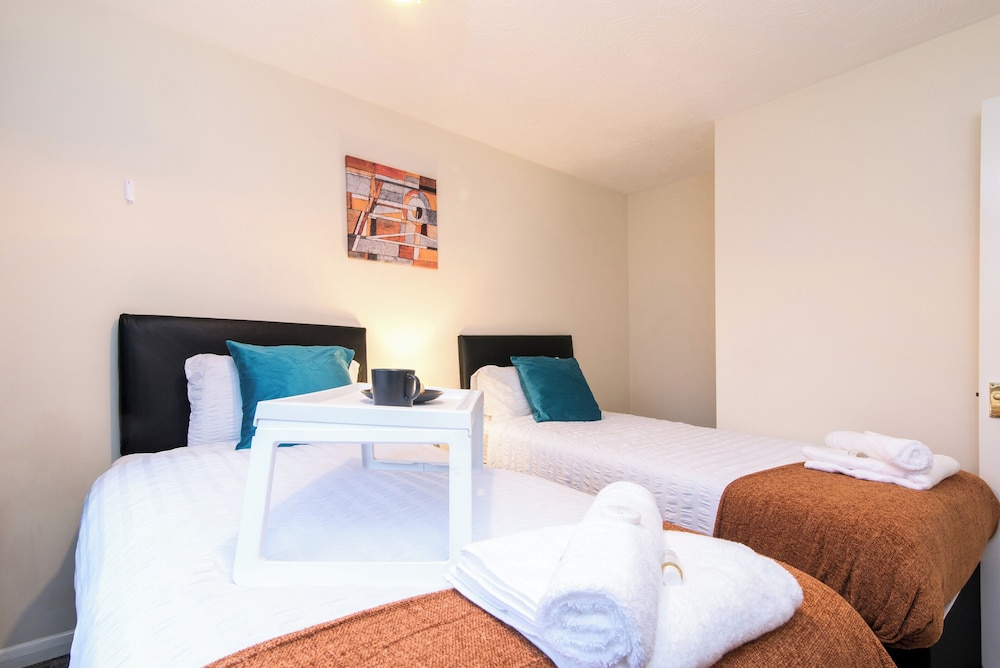 Spacious 3-bedroom Apartment w/ Private Garden