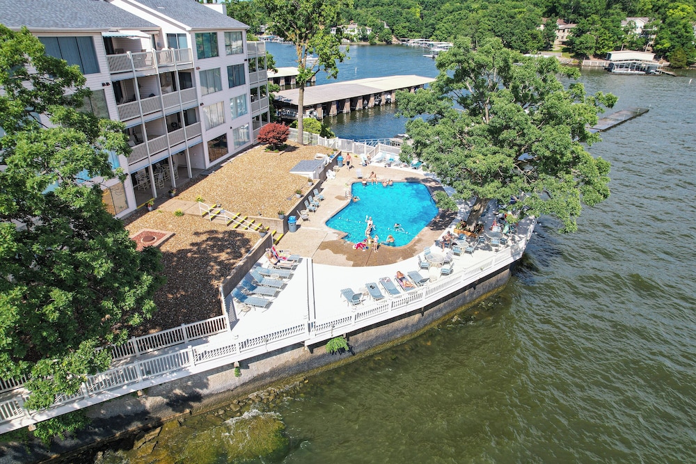 Spacious Family Friendly 3 Bed/3 Bath w/ Amazing Views, Lakeside Pool, & Boat Slip
