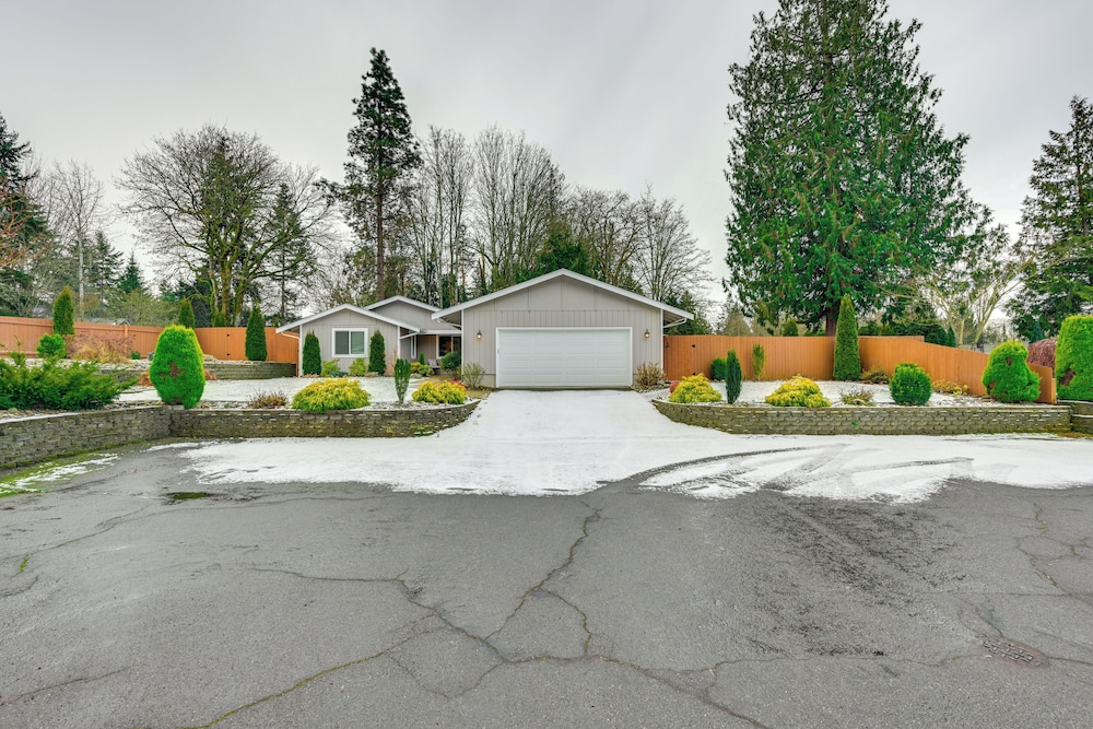 2 Mi to State Fair: Puyallup Home w/ Private Yard!