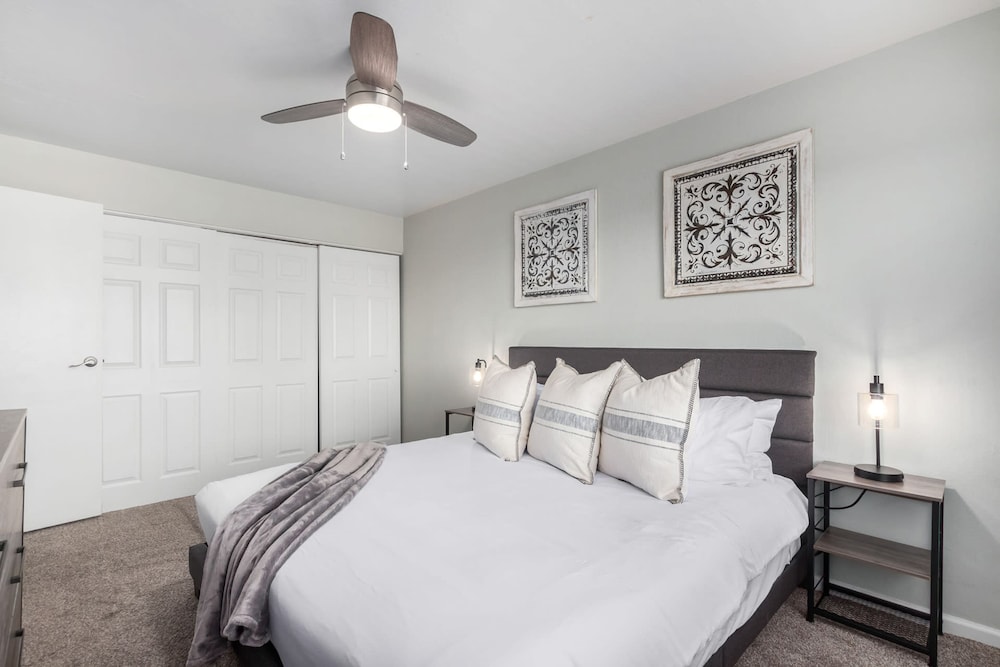 Rustic Modern Townhouse Old Town 4 Heated Pools