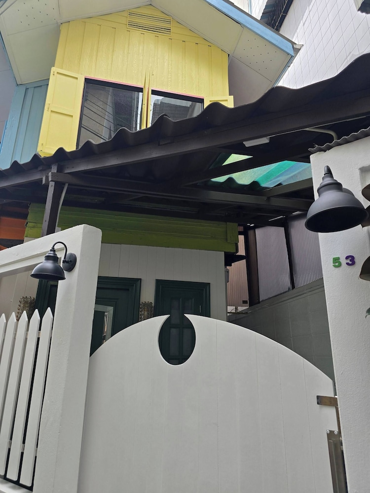 Homey Home UP Themed Near MRT Samyot