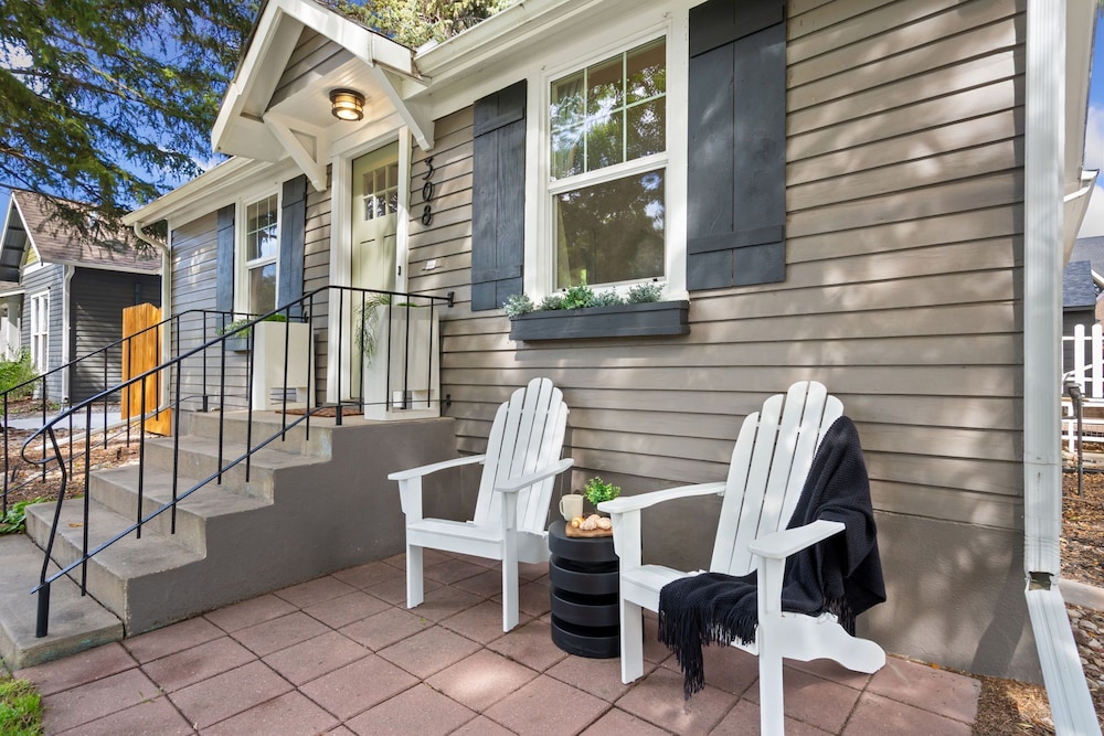 Shade Tree Bungalow Old Town, Yard & Garage