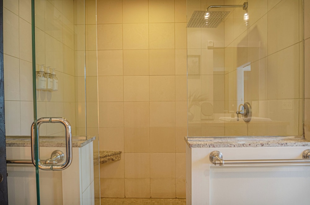 Spacious 3BR Midtown Home - Grad Family