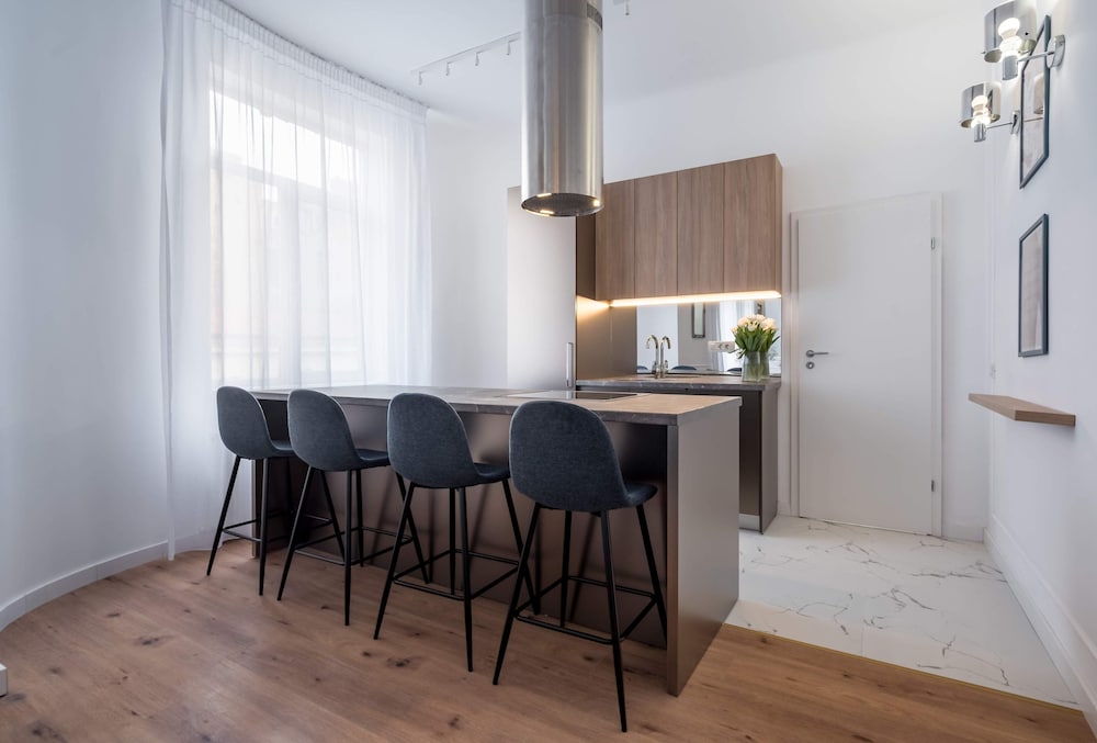 Contemporary Aparthotel 2-BR Flats Near Old Town, Quiet & Serene