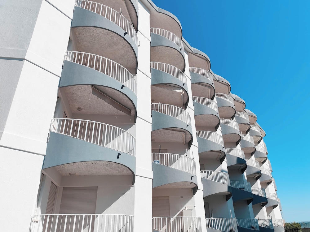 Bright Holiday Home With Balcony